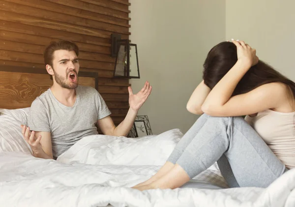 Paar met argument in slaapkamer — Stockfoto
