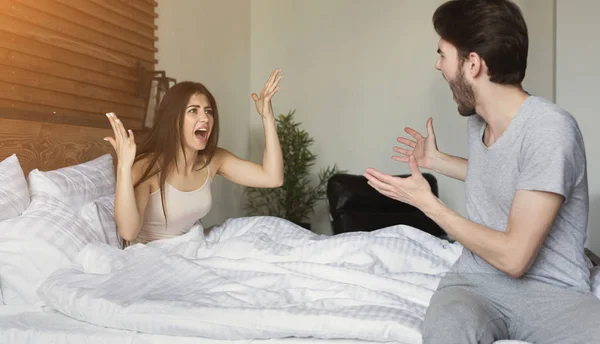 Couple having argument in bedroom — Stock Photo, Image