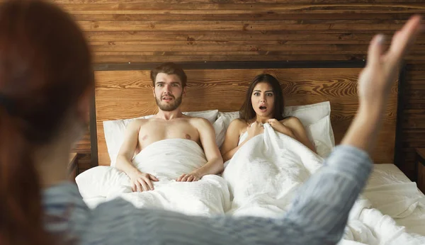 Esposa viendo amantes en la cama, engañando en el concepto de matrimonio —  Fotos de Stock
