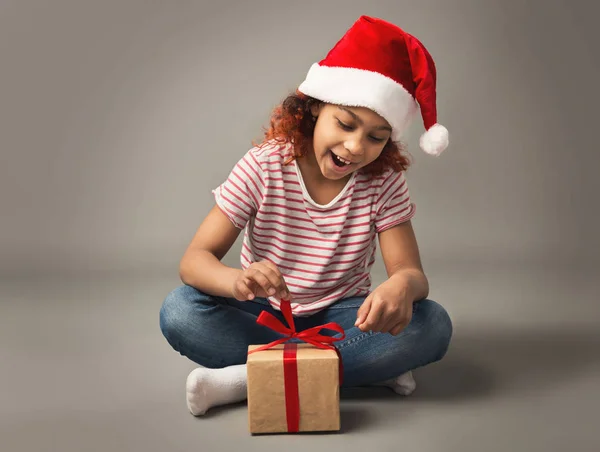 Kleine afro meisje in KERSTMUTS op grijze studio achtergrond — Stockfoto