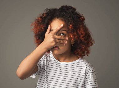 Yine de gri arka plan üzerinde parmak bakmak Afro çocuk kız