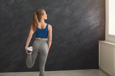 genç bir kadın önce eğitim ısınıyor