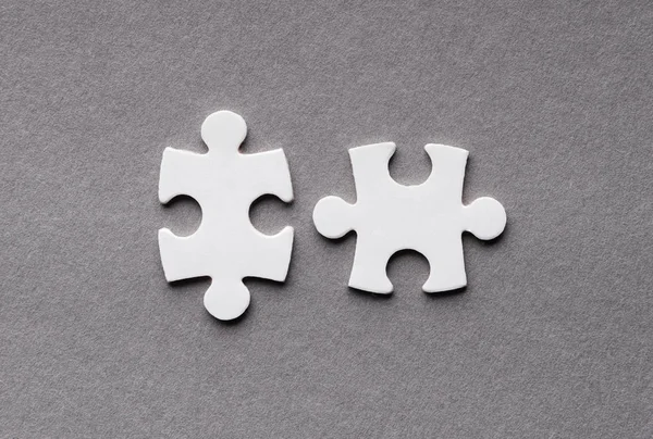 Conceptuele afbeelding van verbinding - twee puzzel stukjes — Stockfoto