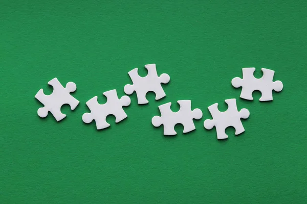 Pezzi di puzzle bianco su sfondo avidità — Foto Stock