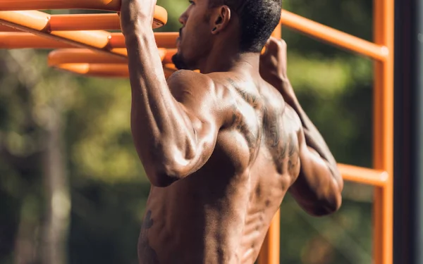 Muskulöser Mann beim Hochziehen am Reck — Stockfoto