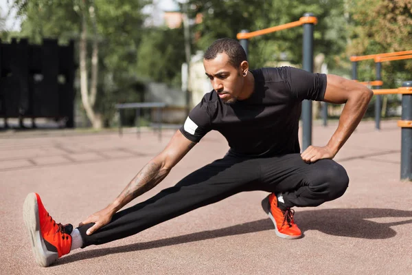 Atleta afro-americano fazendo exercícios físicos para pernas — Fotografia de Stock