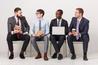 Sandalye üzerinde oturan iş erkek grup