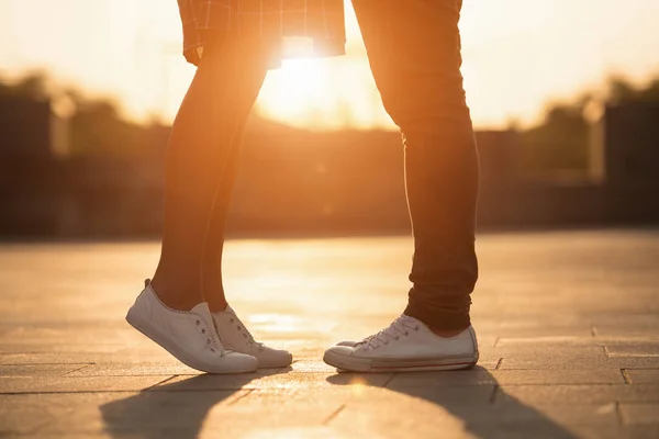 Älskande par embracing på staden bakgrund vid solnedgången — Stockfoto