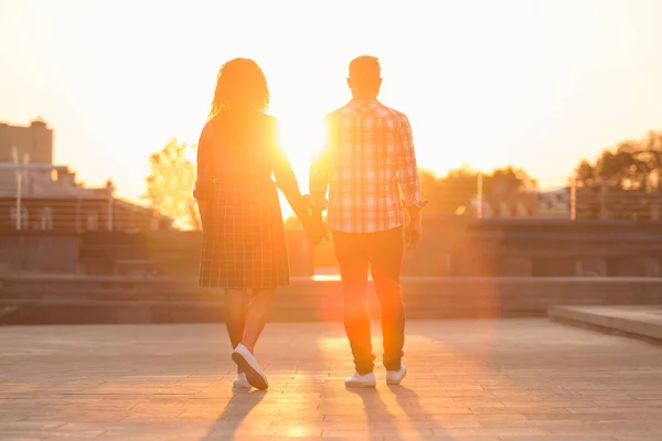 Love story av ungt par, promenader i city — Stockfoto