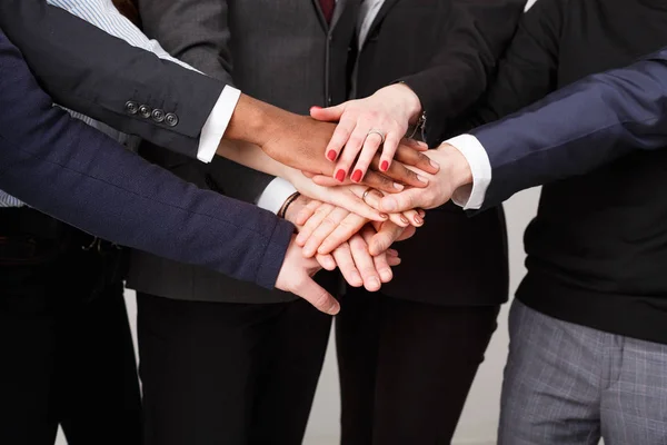 Trabajo en equipo y trabajo en equipo, la gente conecta las manos — Foto de Stock