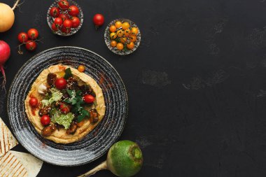 Humus sebze ve siyah arka plan üzerine deniz ürünleri ile