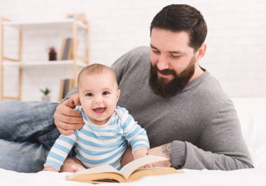 Küçük bebek baba ve okuma kitabı