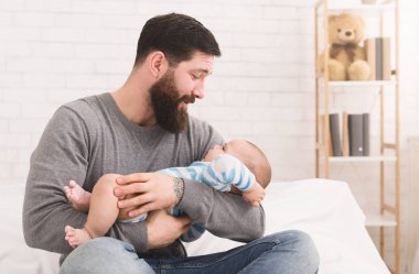 Uykucu şirin yeni doğan bebek ağlıyor tutan genç baba