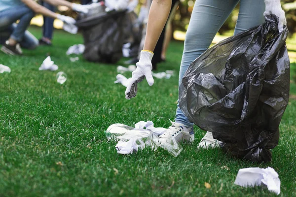 Suumer 공원에서 쓰레기를 수집 하는 젊은 자원 봉사자 — 스톡 사진