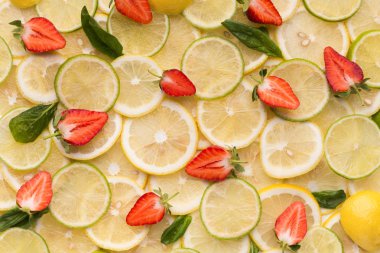 Çilek, dilim limon ve limon ve nane arka plan