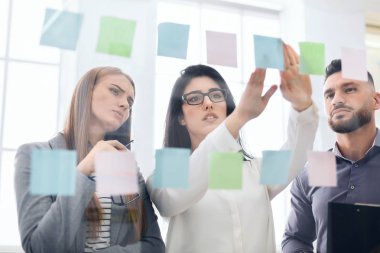 Görselleştirme kurulu Office anımsatıcıları yapışmasını çalışanlar