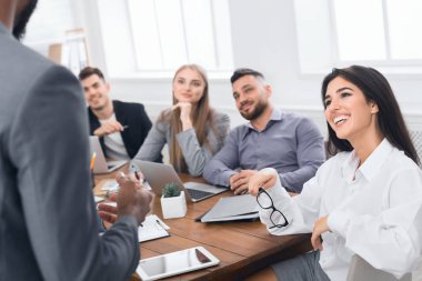 İş görüşmesi. İnsanlar bir şey tartışırken formal giyim