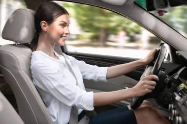 Onun yeni araba genç iş kadını