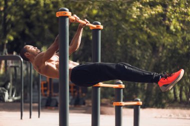 Açık havada standı egzersiz şeyleri yaparak