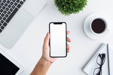 El ile büyük boş perde Smartphone tutarak