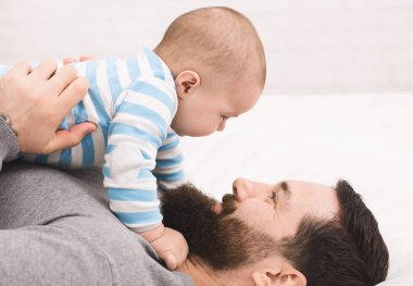 Yeni doğan bebek oğlum mutlu babası ile