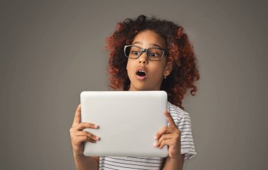 Küçük Afrikalı kız dijital tablet, atış studio kullanma