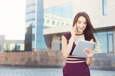 Açık havada beyaz iş kadını