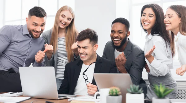 Feliz equipo de negocios celebrando la finalización del proyecto —  Fotos de Stock