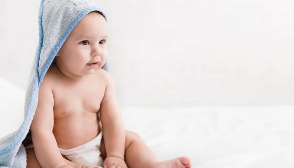 Lindo niño pequeño en toalla con capucha después del baño —  Fotos de Stock