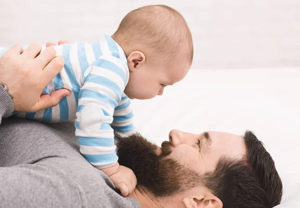 Newborn baby son with his happy father — Stock Photo, Image