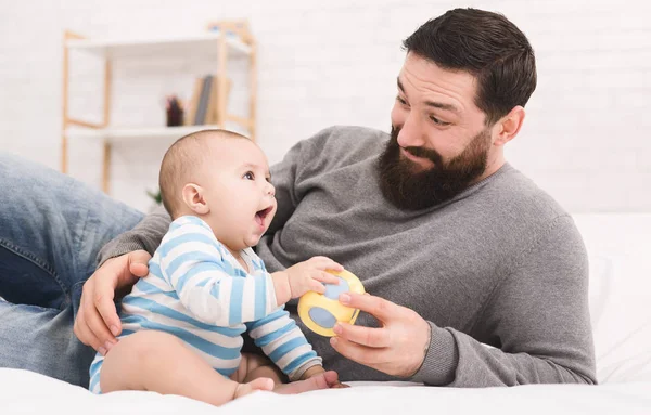 Gelukkig vader met zijn zoontje thuis — Stockfoto