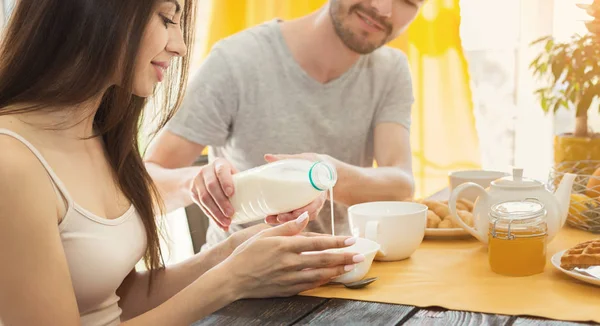 Feliz pareja desayunando juntos en la cocina — Foto de Stock