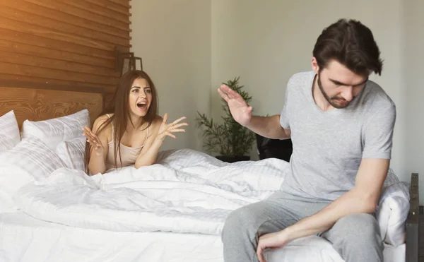 Paar met argument in slaapkamer — Stockfoto