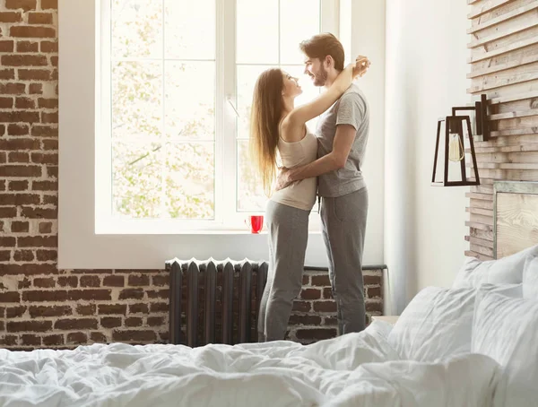 Hapy coppia trascorrere la mattina insieme a casa — Foto Stock