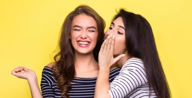 Her diğer sır söylemek iki güzel kız