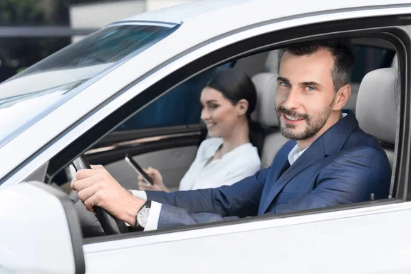 Junges Geschäftspaar fährt mit dem Auto zur Arbeit — Stockfoto