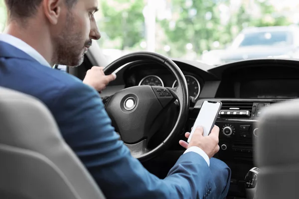 Affärsman med mobiltelefon i trafikstockning — Stockfoto