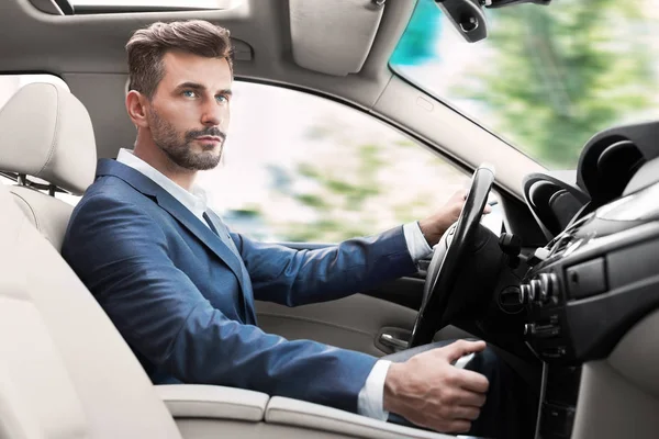 Man driving luxury car, shifting transmission gears — Stock Photo, Image