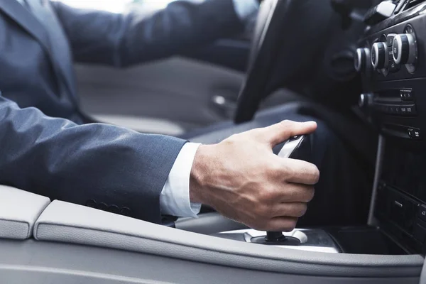 Geschäftsmann im Anzug schaltet im Auto um — Stockfoto