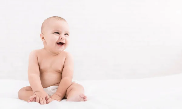 Niedliches Baby sitzt auf weißem Hintergrund, Kopierraum — Stockfoto