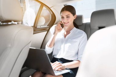 Kadın avukat laptop, arabada oturan çalışma