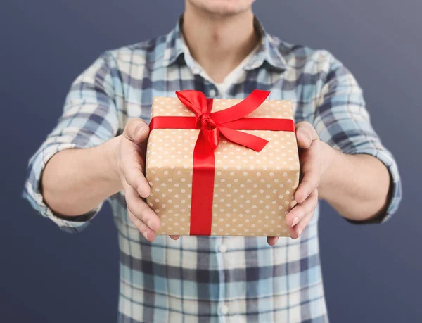 Giving Christmass gift — Stock Photo, Image