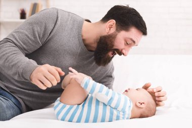 Gıdıklıyor ve bebek oğlu snuggling babası