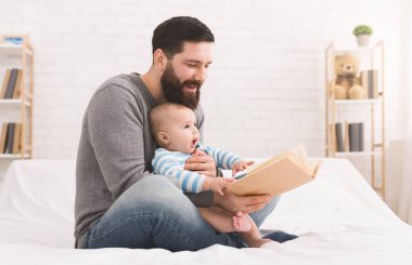 Babası küçük bebek oğlu için kitap okumak