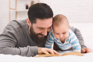 Babası küçük bebek oğlu için kitap okumak