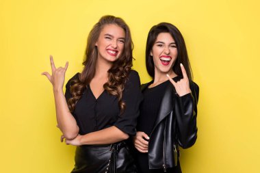 Mutlu duygusal kadın rock n roll jest yapmak