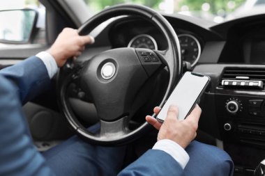 İş adamı manifatura smartphone ve sürüş araba