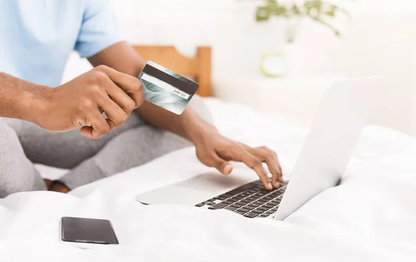 Hombre que compra el producto en línea, usando tarjeta de crédito para pagar —  Fotos de Stock