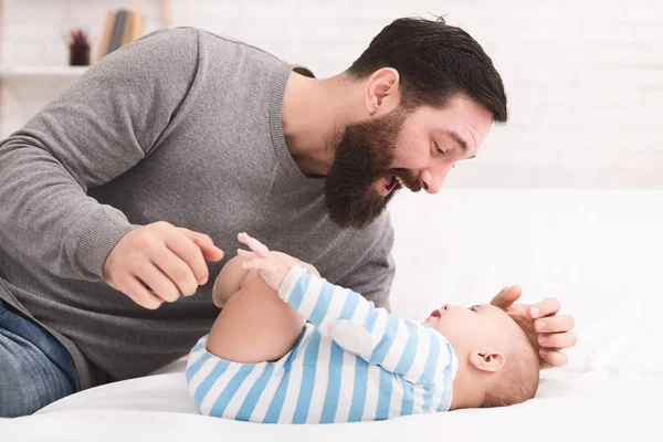 Padre cosquillas y acurrucarse a su hijo pequeño —  Fotos de Stock