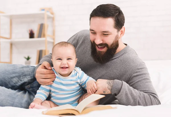 Padre leyendo libro a pequeño hijo bebé —  Fotos de Stock